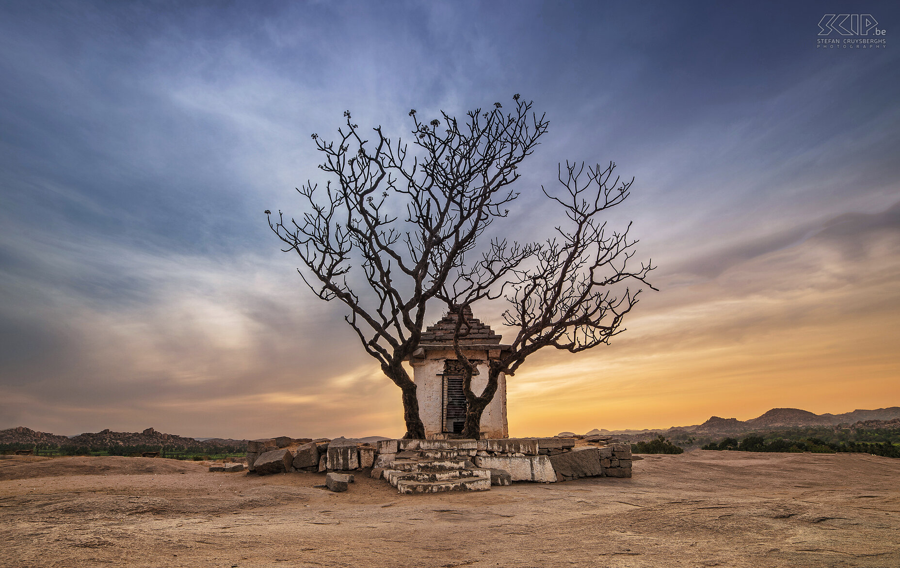 Hampi - Hemakuda heuvel - Hanuman schrijn Het kleine Hanuman schrijn op de Hemakuta heuvel in Hampi bij zonsondergang. Hampi was één van de rijkste en grootste steden in de wereld van de 13e tot 17e eeuw. Het is nog steeds een magische plek met prachtige landschappen met rotsenformaties, palmbomen en de indrukwekkende ruïnes van tempels, paleizen en heiligdommen. Stefan Cruysberghs